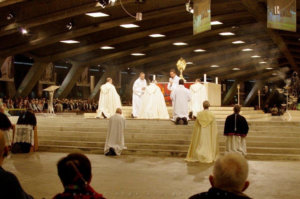 AOBR 2015 08 12 AU 16 LOURDES 5 PROCESSION DANS LA BASILIQUE SOUTERRAINE (17).jpg